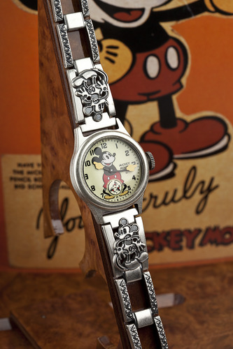 https://mickeyfix.com/wp-content/uploads/2013/01/Mickey-Mouse-Watch-by-Ingersoll.jpg